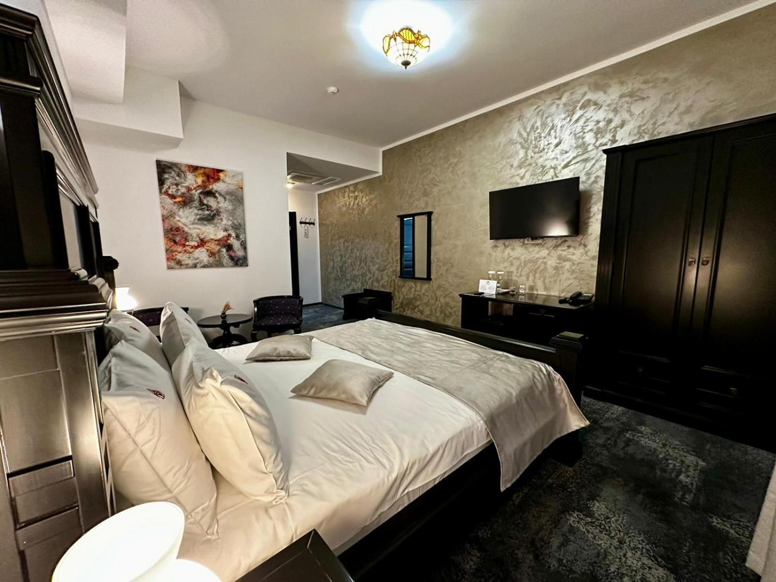 Podu' Cu Lanturi Hotel 4*
