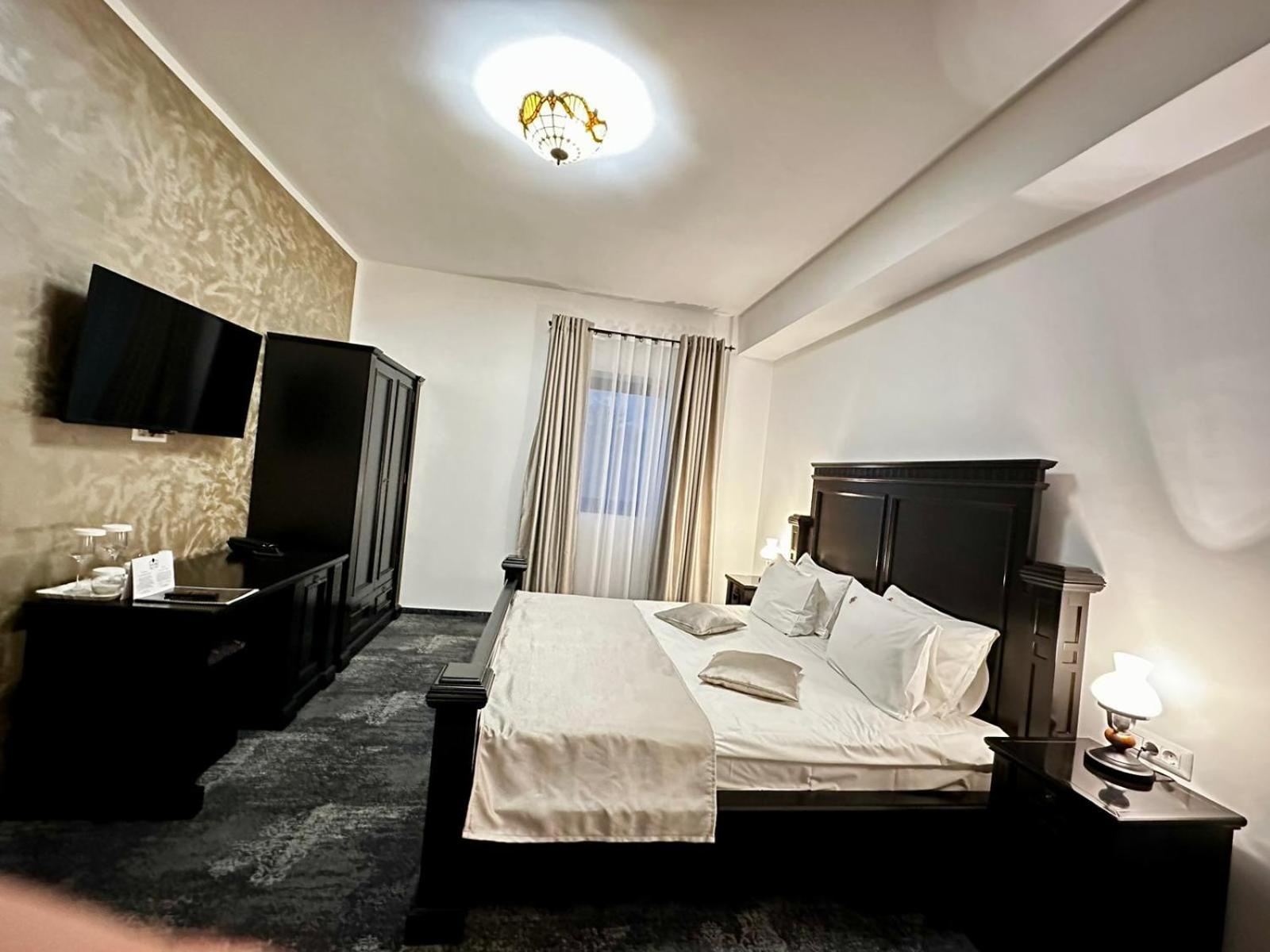 Hotel Podu' Cu Lanturi